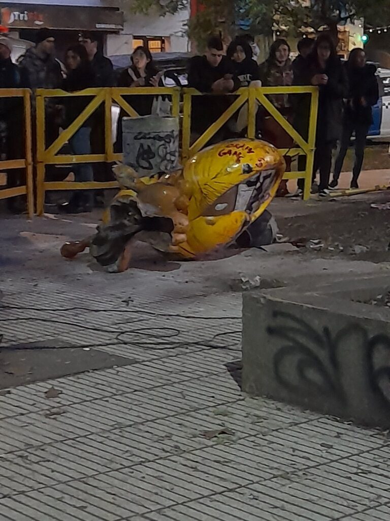 Pusieron una estatua de Gaturro y fue destruida en 48 horas 4 F1MNlAeXwAEbD D - 3