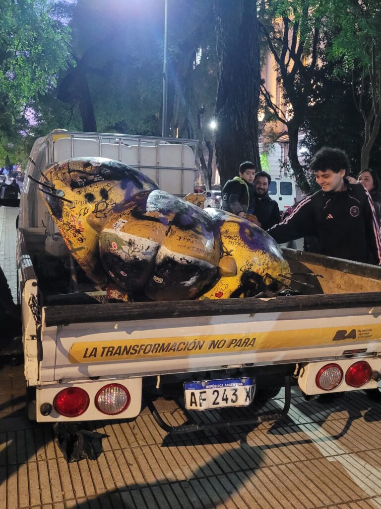 Pusieron una estatua de Gaturro y fue destruida en 48 horas 9 La escultura del personaje de Nik, había sido reemplazada por una antivandálica pero fue retirada tras ser pintada y cubierta de basura