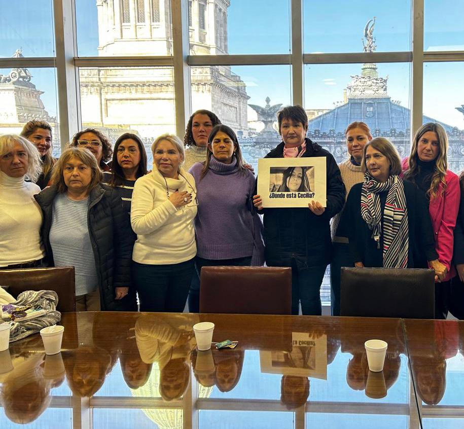 Karina Banfi y legisladoras de JxC con las madres del dolor y Glora Romero madre de Cecilia Strzyzowski 2 - 8
