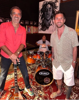 Messi ya es furor en Miami: fue a un restaurante de pastas, comió con Diego Torres y un fan le dio un beso 4 Messi en Miami - 3