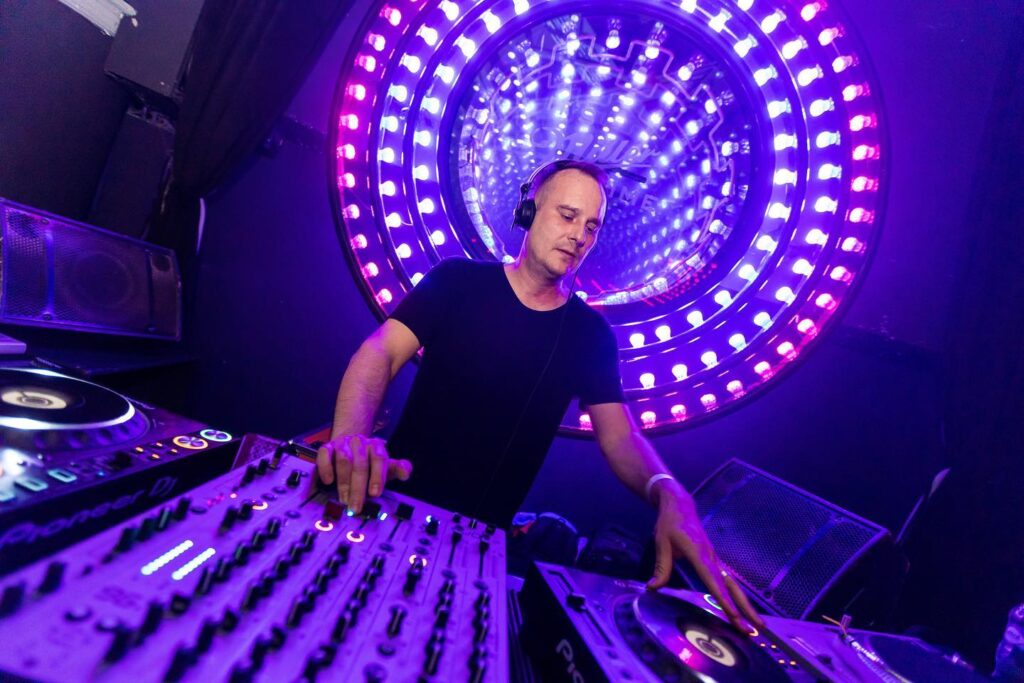 Lucas Sugo, La delio Valdez y Natiruts los favoritos en la agenda de julio 9 Mihai Popoviciu - 8
