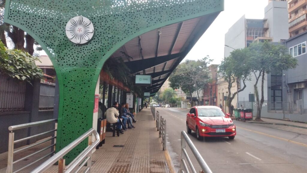 Poco movimiento en las calles tras el paro de colectivos 5 Parada 3 - 4