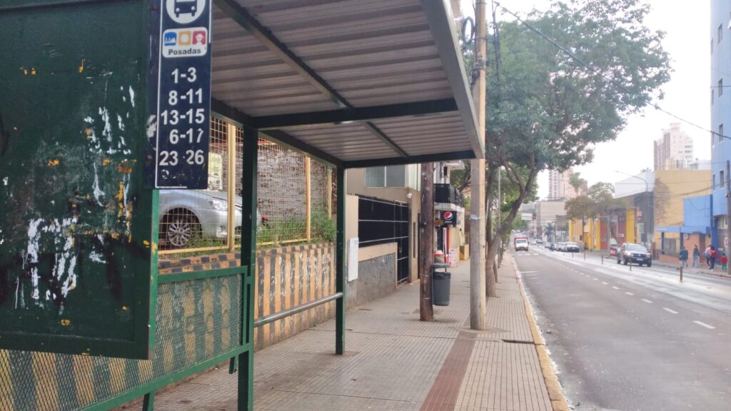Poco movimiento en las calles tras el paro de colectivos 7 Parada vacia 1 - 6