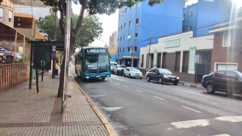 Poco movimiento en las calles tras el paro de colectivos 9 Parada vacia 2 - 8
