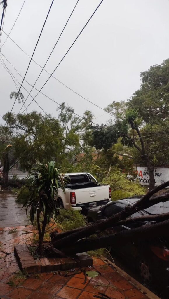 Lluvia y vientos fuertes sorprendieron a los posadeños en los primeros momentos de la siesta 4 WhatsApp Image 2023 07 12 at 2.51.29 PM 1 - 3