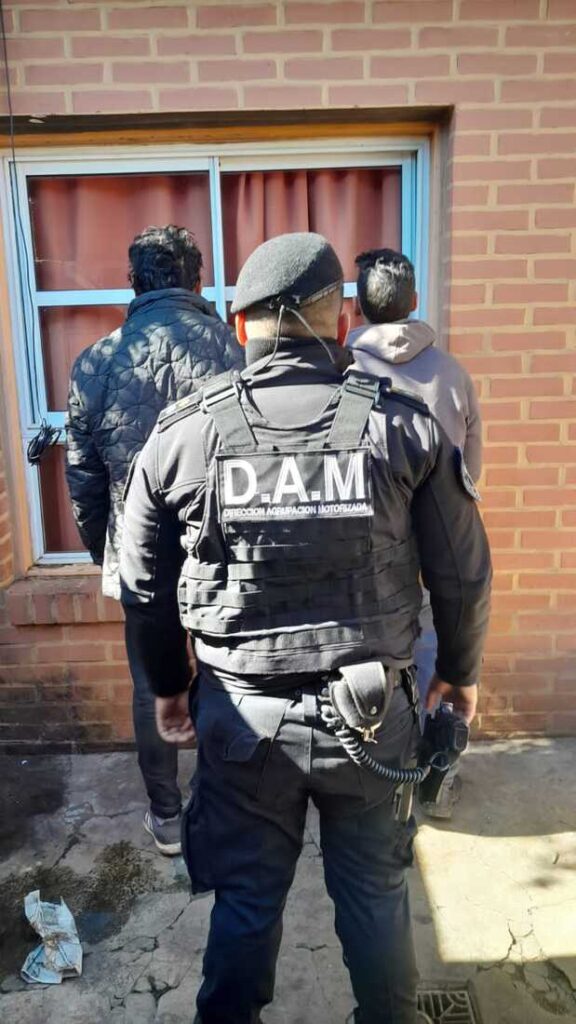 Patrullas preventivas apresaron a presuntos delincuentes que circulaban en Posadas con armas blancas 4 WhatsApp Image 2023 07 16 at 5.02.55 PM 1 - 3