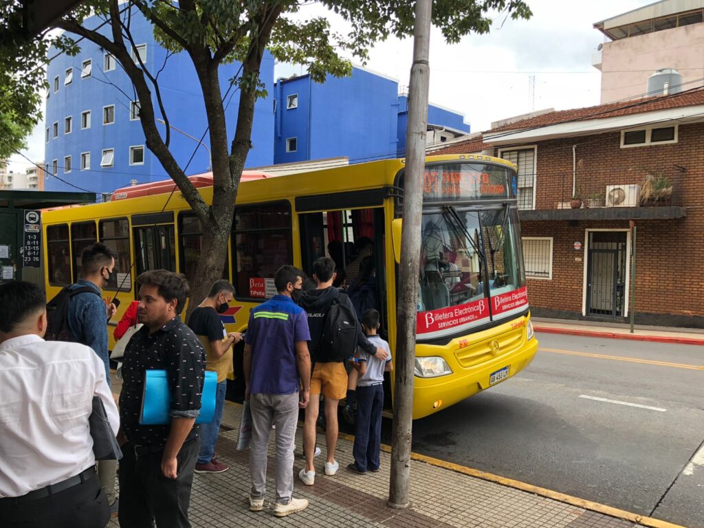 Después de casi 3 días de paro de transporte, el gobierno provincial intervino para evitar un impacto electoral 6 boletazo en Posadas como se viaja en el transporte urbano colectivos del Grupo Z - 5