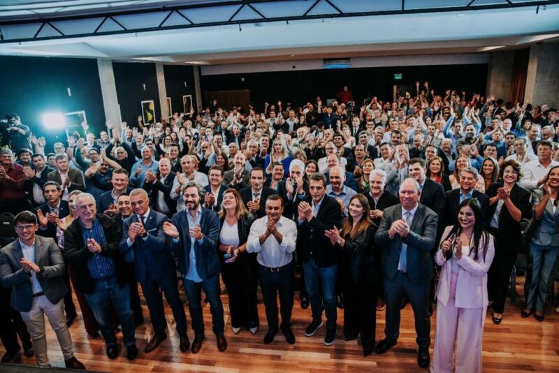 Posadas perderá $10 millones por día, a causa de las reformas en el IVA y Ganancias que impuso Massa 9 Massa en Iguazu con Herrera Ahuad Passalacqua Arce y los candidatos de la Renovacion al Congreso anuncio Zona Aduanera para Misiones 2 - 8