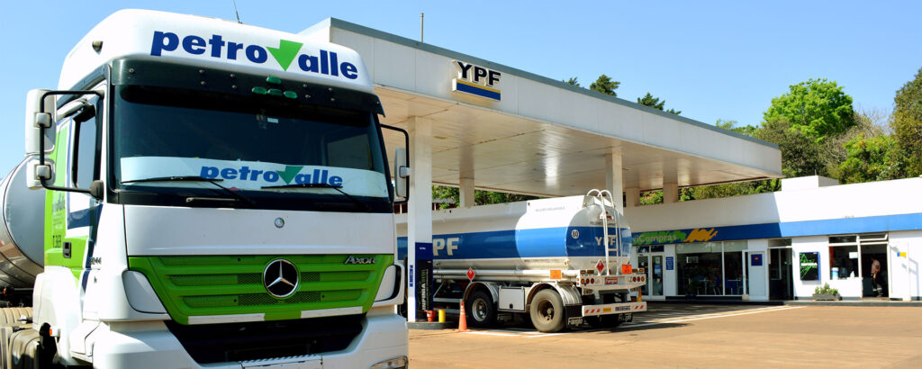 Petrovalle YPF camion de carga de combustibles y estacion de servicio aumento de la nafta - 7