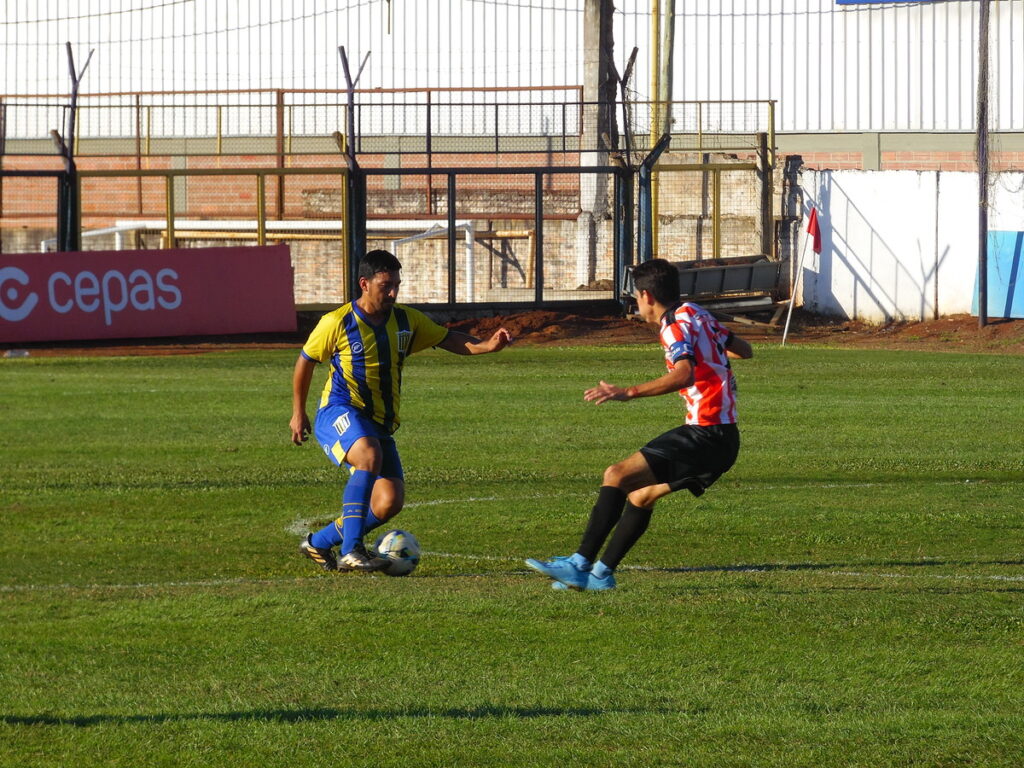 La liga posadeña de fútbol ya tiene sus finalistas 5 SAM 4289 1 1 - 4