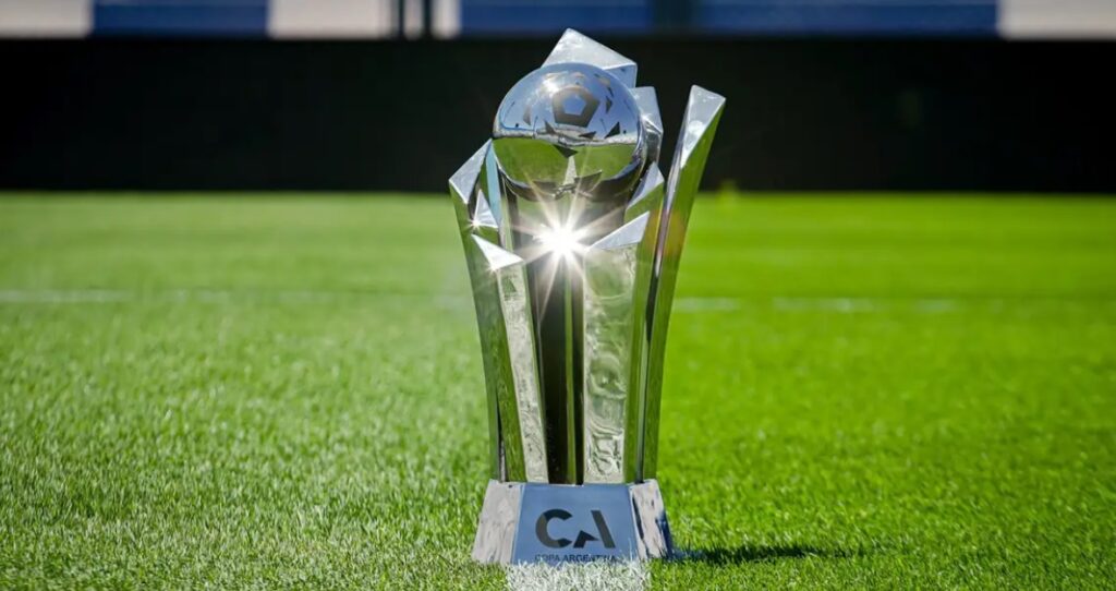 El trofeo de la Copa Argentina