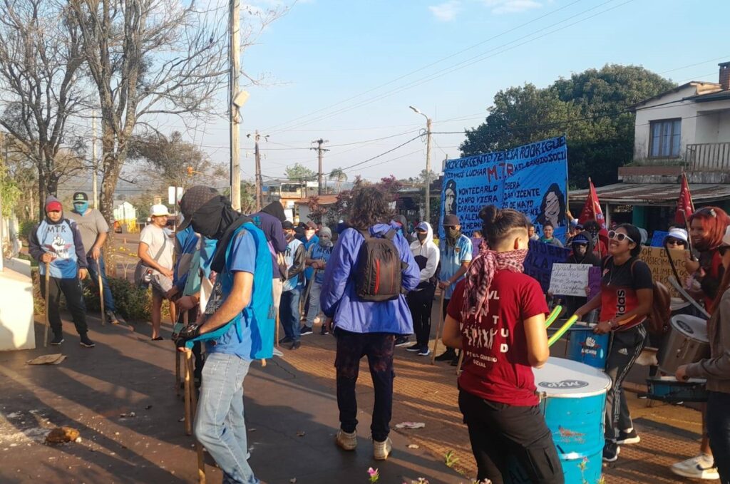 Campo Viera | Piqueteros K habrían intentado tomar el edificio municipal 5 enfrentamientos y represion frente al edificio municipal de Campo Viera MTR VL 2 - 4