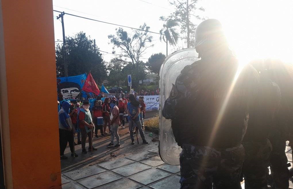 Campo Viera | Piqueteros K habrían intentado tomar el edificio municipal 7 enfrentamientos y represion frente al edificio municipal de Campo Viera MTR VL - 6