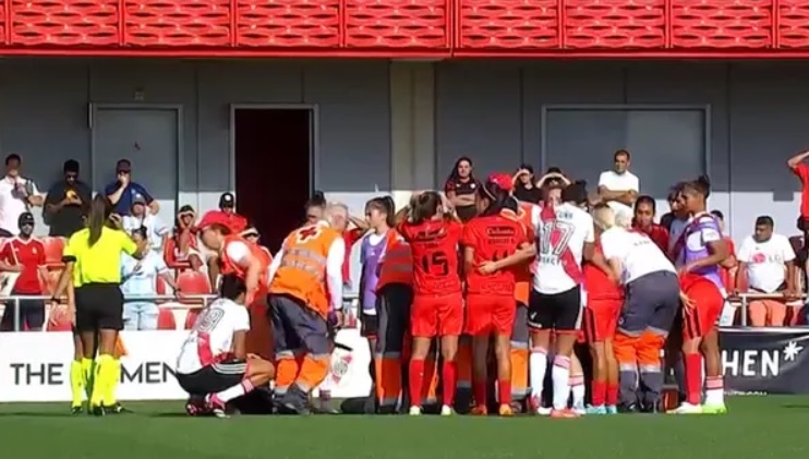 Jugadoras de ambos equipos rodearon a Otazú mientras era atendida