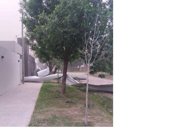 La población de Virasoro, Corrientes, intenta reparar los serios daños provocados por una cola de tornado 5 Virasoro 3 - 4