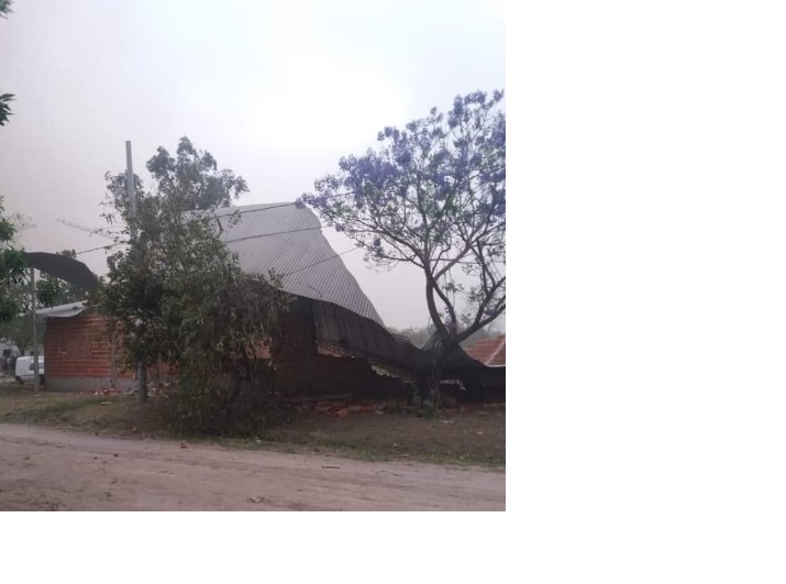 La población de Virasoro, Corrientes, intenta reparar los serios daños provocados por una cola de tornado 9 Virasoro 5 - 8