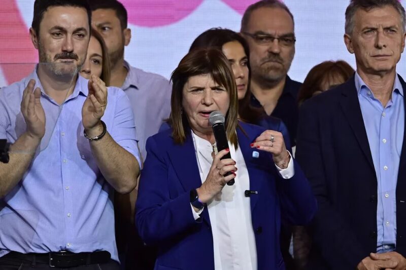 Petri Bullrich y Macri con los halcones del PRO en la conferencia de prensa post derrota en las presidenciales de - 10