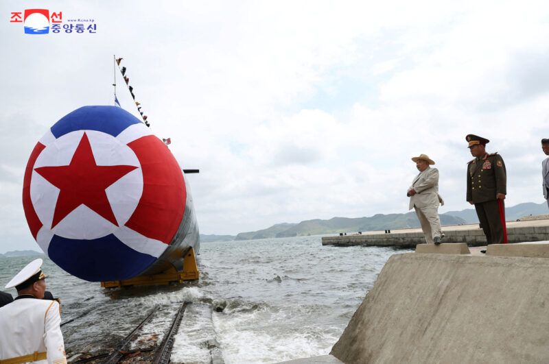 Denuncian que Corea del Norte lanzó 200 proyectiles cerca de la frontera surcoreana 578396 - 5