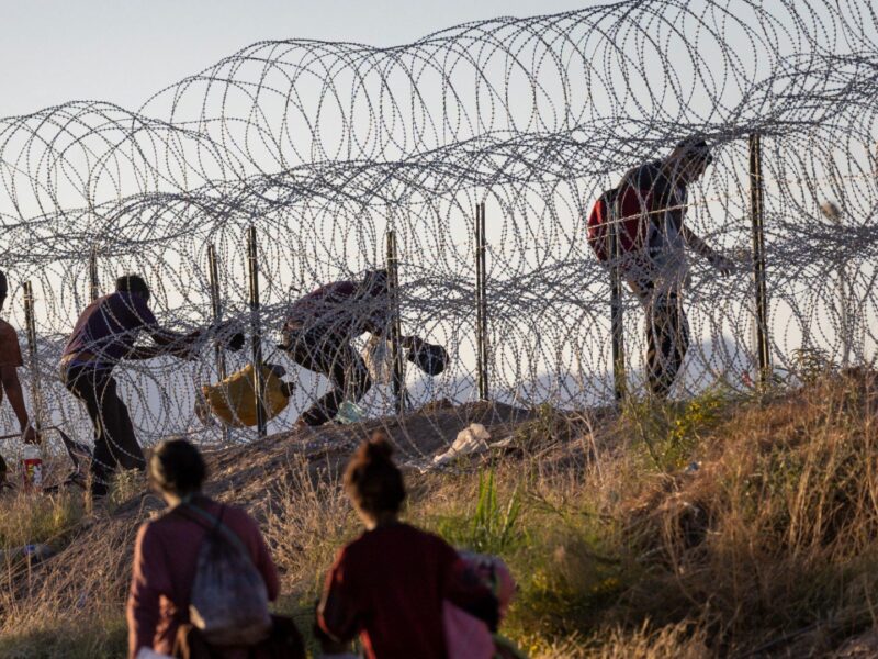 EE.UU. | El conflicto interno entre el Gobierno central y el estado de Texas que desafía a la Corte Suprema Alambre de puas en la frontera sur de Texas AFP - 10