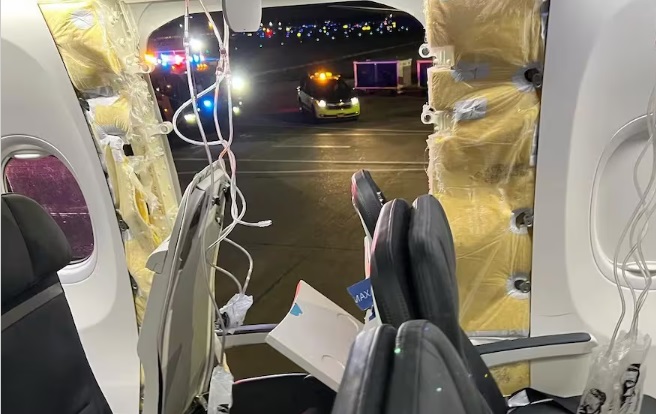 Avión con 174 pasajeros perdió una puerta de emergencia en pleno vuelo y aterrizó de urgencia en EE.UU. Avion Alaska - 4