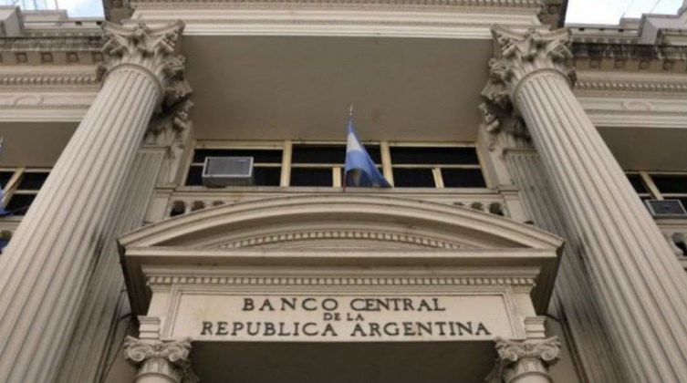 El 80% de las MiPyMEs podrá acceder al mercado de cambios para cancelar la totalidad de las deudas comerciales con el exterior a partir de febrero La Argentina enfrenta hoy un vencimiento de USD 878 millones con el FMI en concepto de intereses. El pago se realizaría mediante una operatoria con Derechos Especiales de Giro y asistencia del Tesoro de Estados Unidos.