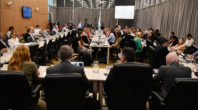 Ley ómnibus | Últimas 24 horas de intensas negociaciones y una incógnita hacia adelante Diputados - 6