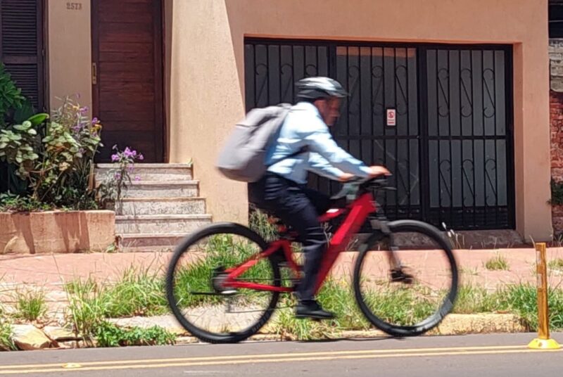 Herrera Ahuad en bicliceta yendo a su trabajo en la Camara de Representantes - 9