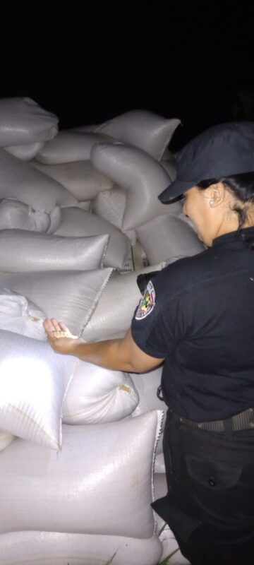 Desbarrancó un camión con 70 mil kilos de soja que ingresó irregularmente a la provincia: la Policía secuestró la carga 3 IMG 20240122 WA0050 - 2