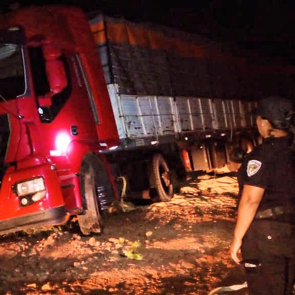 Desbarrancó un camión con 70 mil kilos de soja que ingresó irregularmente a la provincia: la Policía secuestró la carga IMG 20240122 WA0052 - 9