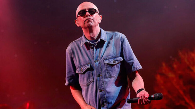 Carlos Alberto Solari, conocido como el Indio Solari, falleció tras años de convivir con el Parkinson. Su legado marcó para siempre la historia del rock argentino.