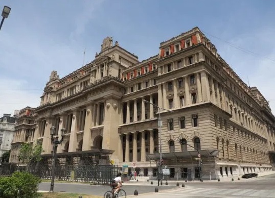La Cámara del Trabajo suspendió la reforma laboral incluida en el DNU de Javier Milei y el Gobierno apelará “No se trata de si el decreto es bueno o malo. El Poder Ejecutivo no puede legislar por decreto en esta materia si no hay emergencia. El lugar para discutir esto es el Congreso”, afirmó Battiston