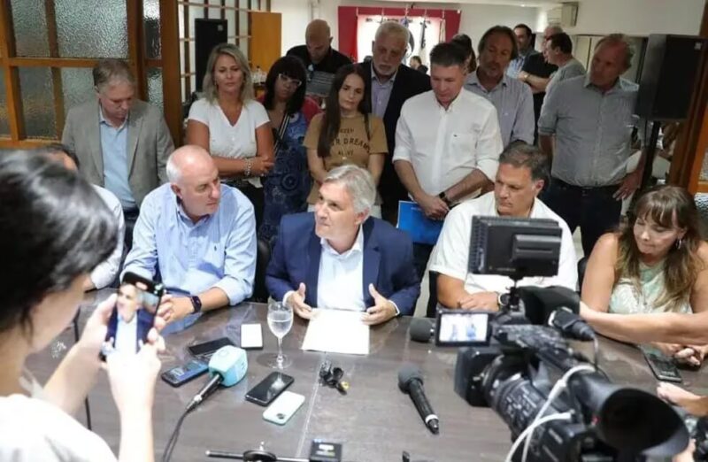 Llaryora se suma a los gobernadores de JxC y anuncia que sus diputados no votan la suba de retenciones incluida en la Ley Ómnibus 4 Martin Llaryora con la mesa de enlace en Rio Cuarto Cordoba 2 - 3
