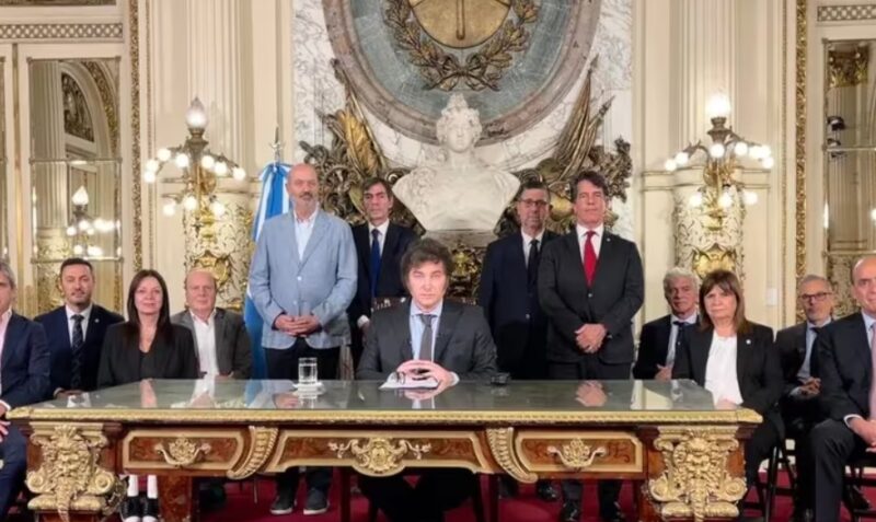Trabas políticas y judiciales demoran la estrategia extrema del presidente Javier Milei Milei - 5
