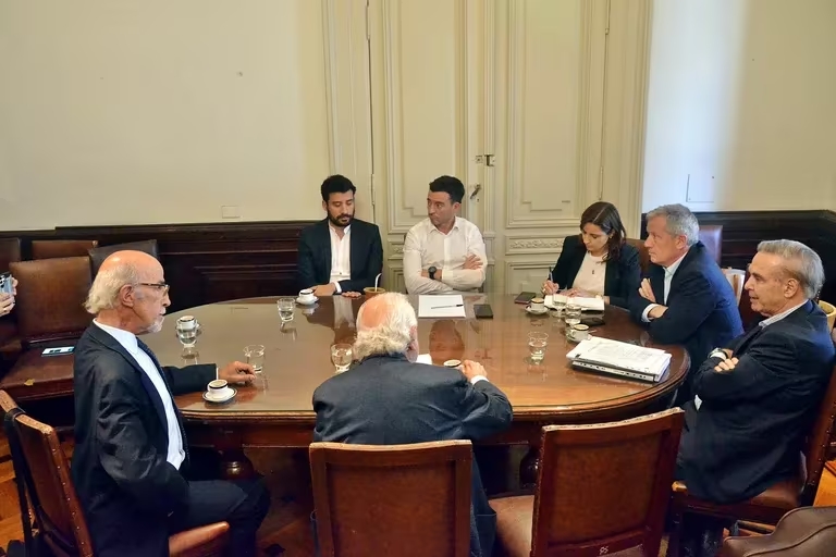 Ley Ómnibus | el Gobierno no descarta mantener la fórmula de movilidad jubilatoria 3 Pichetto y Monzo de HCF reunidos con De Loredo en el congreso - 2