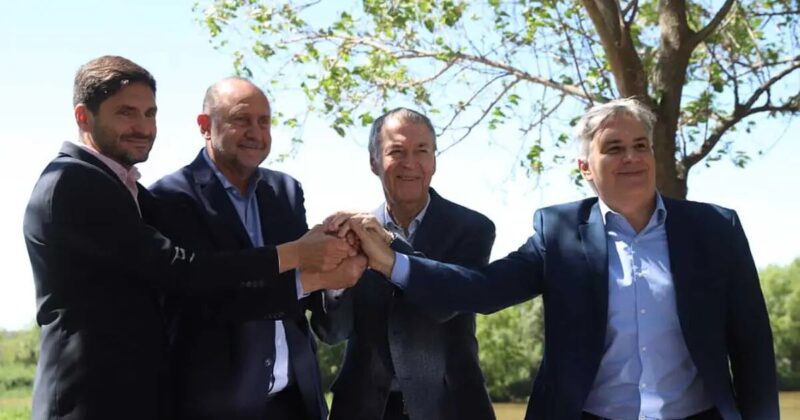 Ley Ómnibus | Los bloques “dialoguistas” advierten al Gobierno que la continuidad de las retenciones impide el acuerdo 5 Pullaro Perotti Schiaretti y Llaryora gobernadores y ex gobernadores de Santa Fe y Cordoba - 4