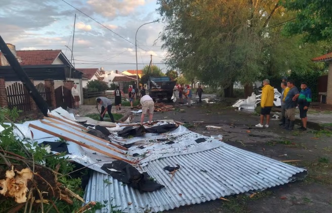 Miramar | Murió un joven de 17 años y hubo destrozos en la ciudad por un temporal repentino Tromba en Mar del Plata - 5