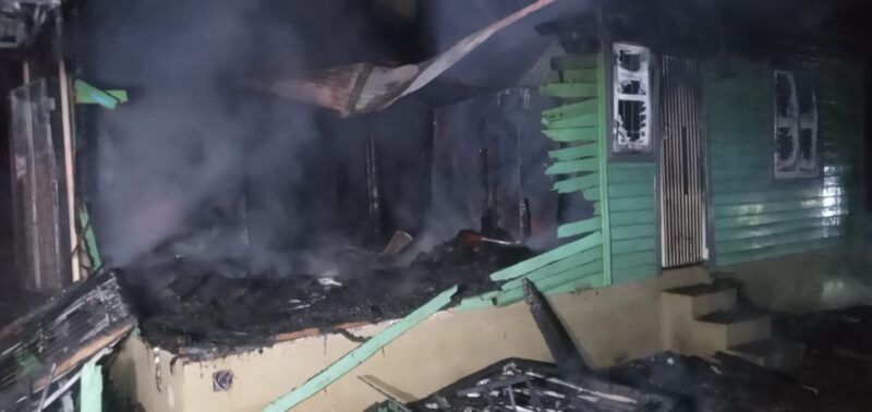 Un incendio consumió por completo una dependencia de Ecología sobre la ruta 12 en Jardín América WhatsAp - 4