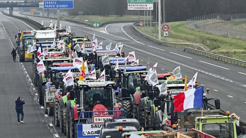Agricultores franceses mantienen las protestas en las afueras de París agricultores - 6
