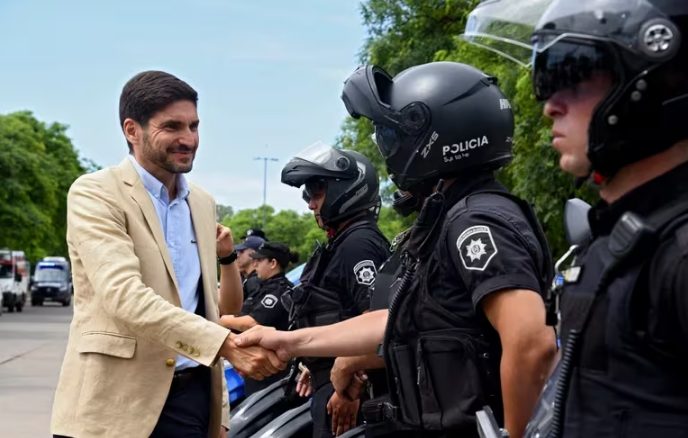 Santa Fe | El gobernador Pullaro tuvo que sacar a su familia de Rosario por las amenazas narcos b12bade5696c3f2b6376f3cc025146ed - 8