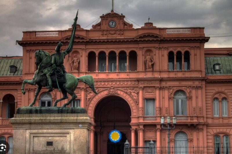 El Gobierno nacional denunció a empleados de la Casa Rosada que cobraban hasta 300 horas extras por mes casa rosada - 8