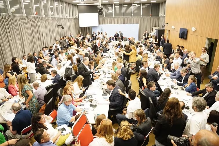 Avanza la Ley Ómnibus en Diputados | El oficialismo logró el dictamen de comisión y buscará darle media sanción este jueves comision - 3