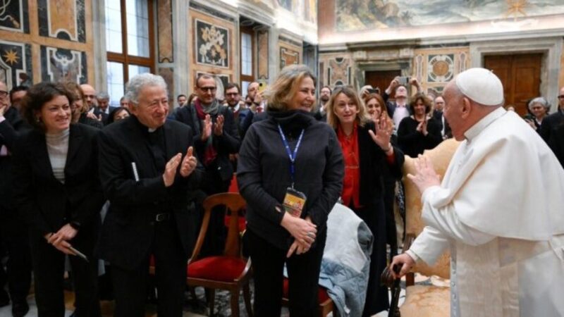 Vaticano | Francisco se reunió con periodistas y les pidió que no se olviden de la importancia de informar siempre francisco - 6
