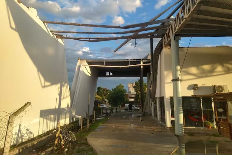 Miramar | Murió un joven de 17 años y hubo destrozos en la ciudad por un temporal repentino 3 image 11 - 2