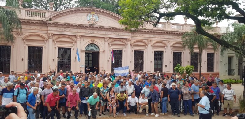 Misiones | Policías y penitenciarios trasladaron el acampe de la plaza 9 de Julio al frente de la Jefatura de la fuerza 4 image 3 4 - 3