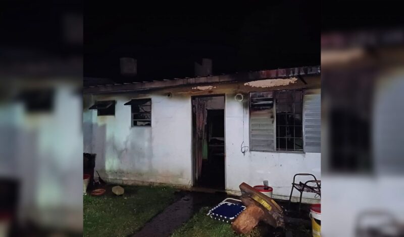 Dos hombres que quedaron atrapados en un incendio de una casa en barrio A3-2 fueron rescatados por sus vecinos image 34 - 8