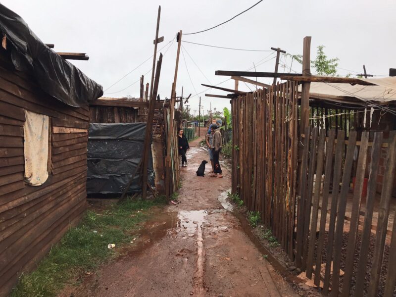 En febrero, una familia misionera necesitó $883 mil para no ser pobre y $354 mil para no ser indigente inundacion y abandono en asentamiento Los Oleritos pobreza - 1