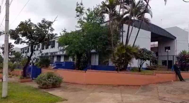 Mientras hacía arreglos, un trabajador cayó del techo del colegio Janssen de Posadas janssen - 8