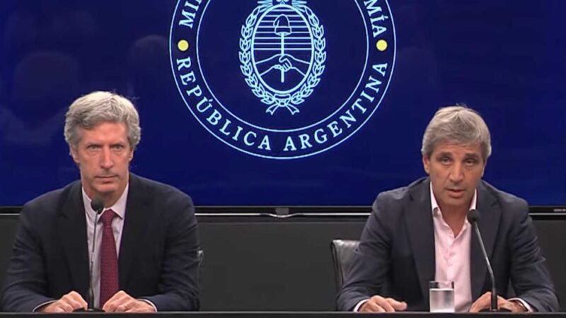 Se desploman los ingresos fiscales en las primeras semanas de febrero 4 luis caputo y el presidente del banco central santiago bausili - 3