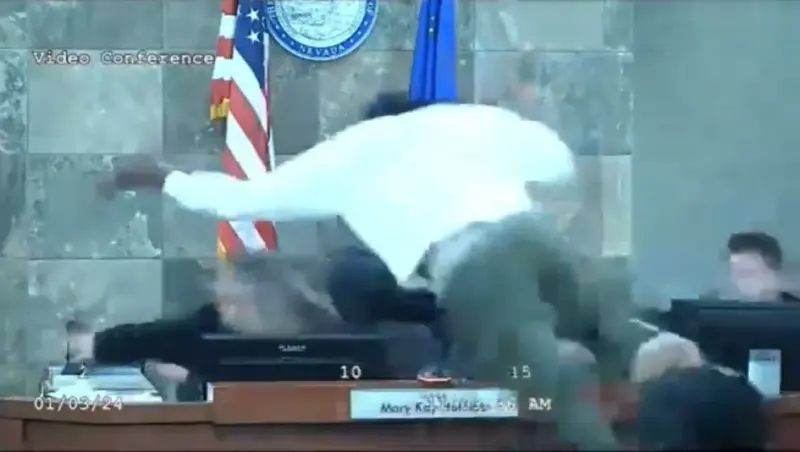 Estados Unidos | Un imputado por agresión golpeó a la jueza mientras leía su sentencia md 1 - 6