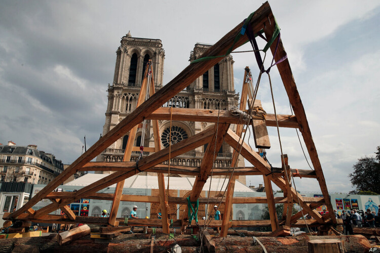 Francia | Finalizada la estructura del tejado de madera de la catedral de Notre Dame notre dame cathedral replaces timber roof and regains spire 1 - 6